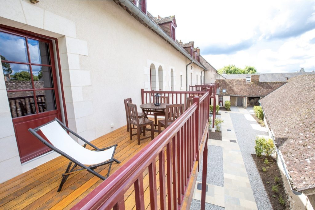 Grande terrasse avec transats de la suite Diane en location de vacances à Cheverny