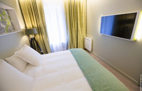 Chambre avec lit double et télévision haute définition de la suite Angélique à Cheverny