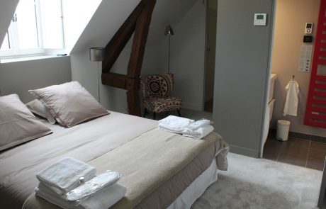 Chambre avec lit double, serviettes et articles de bain dans la Suite Elisabeth