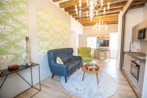 Salon confortable et cuisine toute équipée de la Suite Henri.