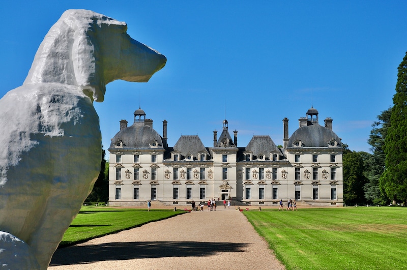 Vue du château de Cheverny avec une sculpture monumentale de chien par Michel Audiard