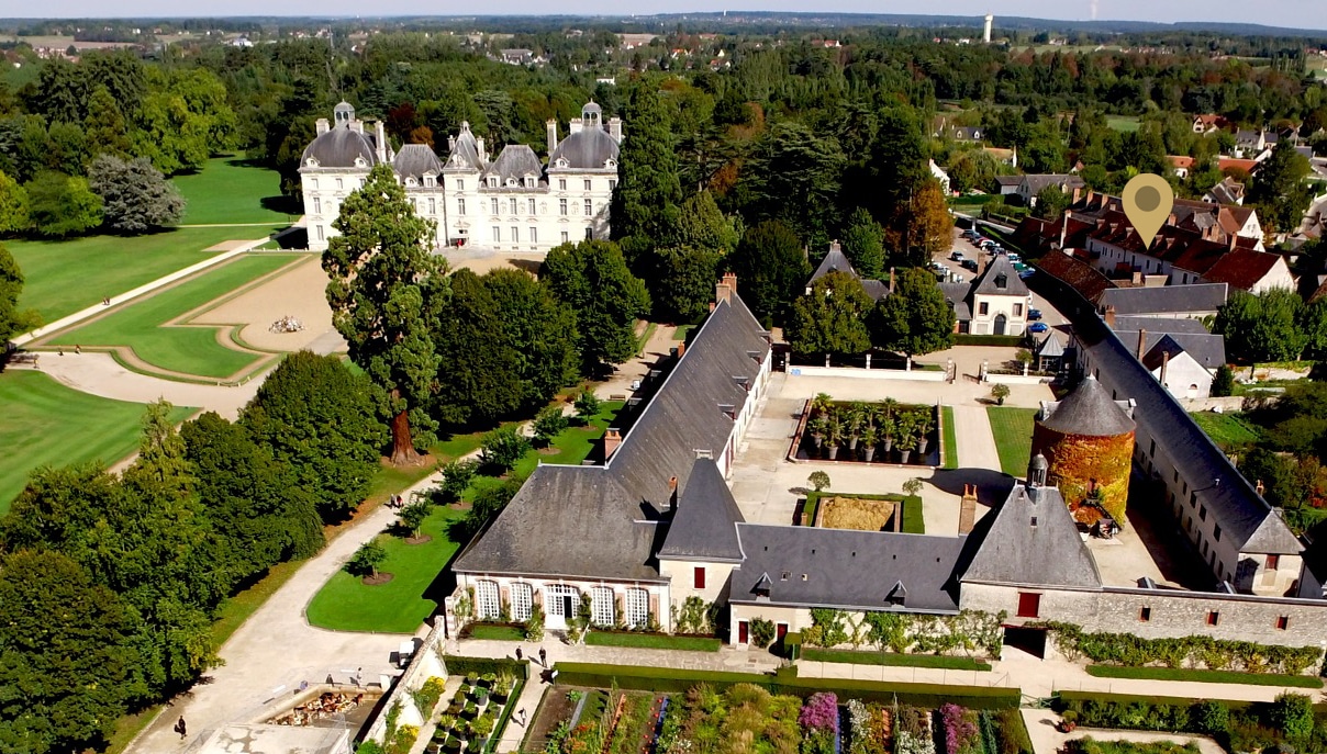 Vue aérienne du domaine de Cheverny montrant la grande proximité entre les appartements meublés et l'entrée principale.